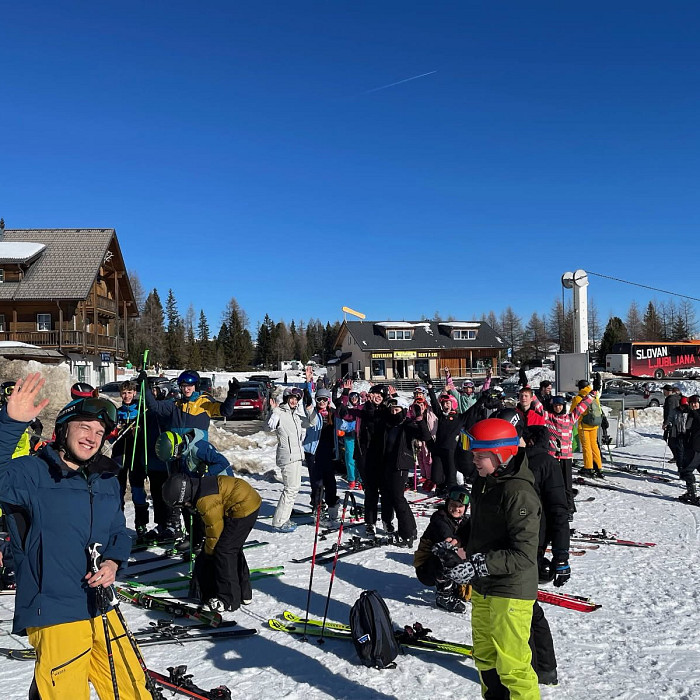 Smučarji začeli s prvimi zavoji 