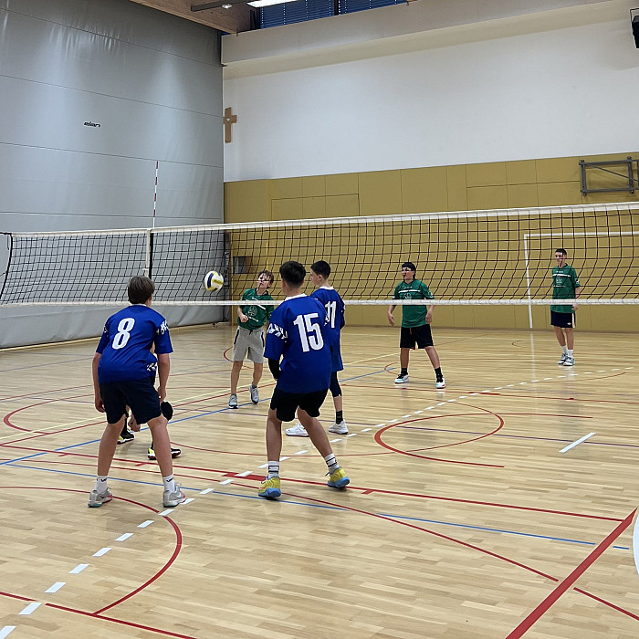 Tekmovanje v mali odbojki za fante 6. in 7. razreda