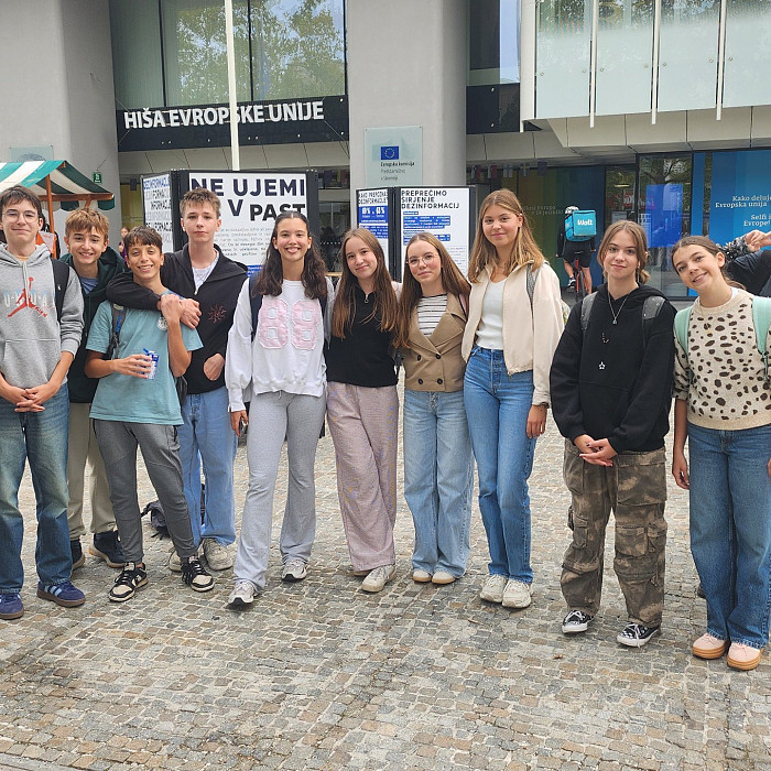 Učenci na Jezikovni fotoorientaciji za Evropski dan jezikov